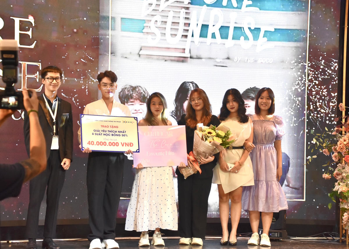 Lễ trao giải Red Carpet 2022 đã vinh danh những tác phẩm ấn tượng và xuất sắc nhất. Trong đó, giải thưởng Phim ngắn được yêu thích nhất thuộc về Phim Before Sunrise, nhóm CoCo.