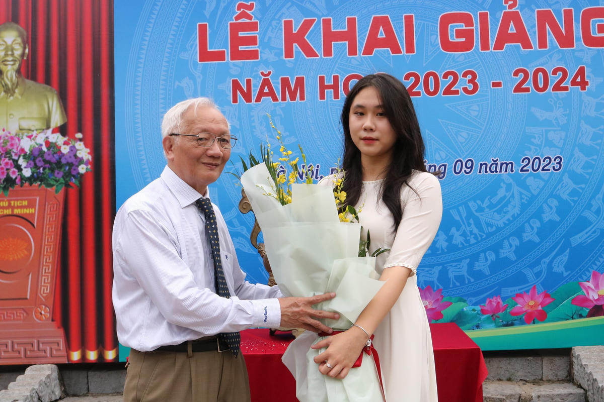 Phát biểu tại lễ khai giảng, thầy Nguyễn Tùng Lâm kêu gọi các thầy cô giáo và bậc phụ huynh nhà trường hãy nêu cao vai trò gương mẫu, tâm huyết sáng tạo, kỳ công đồng hành vượt khó cùng nhau thống nhất để thành công trong sự nghiệp “Dạy con nên người". Đây cũng là những nét đẹp truyền thống của thầy cô giáo và các bậc phụ huynh Trường Đinh Tiên Hoàng.