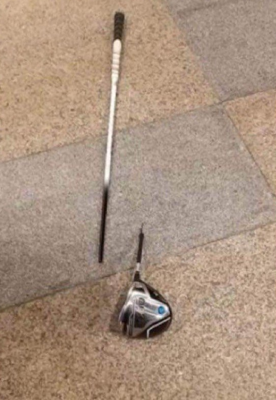 Cây gậy bị gãy làm đôi. (Ảnh MXH).