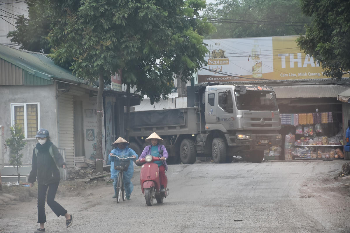 Tam Đảo – Vĩnh Phúc: Đoàn xe quá tải ‘hoành hành’ trên đường dân sinh