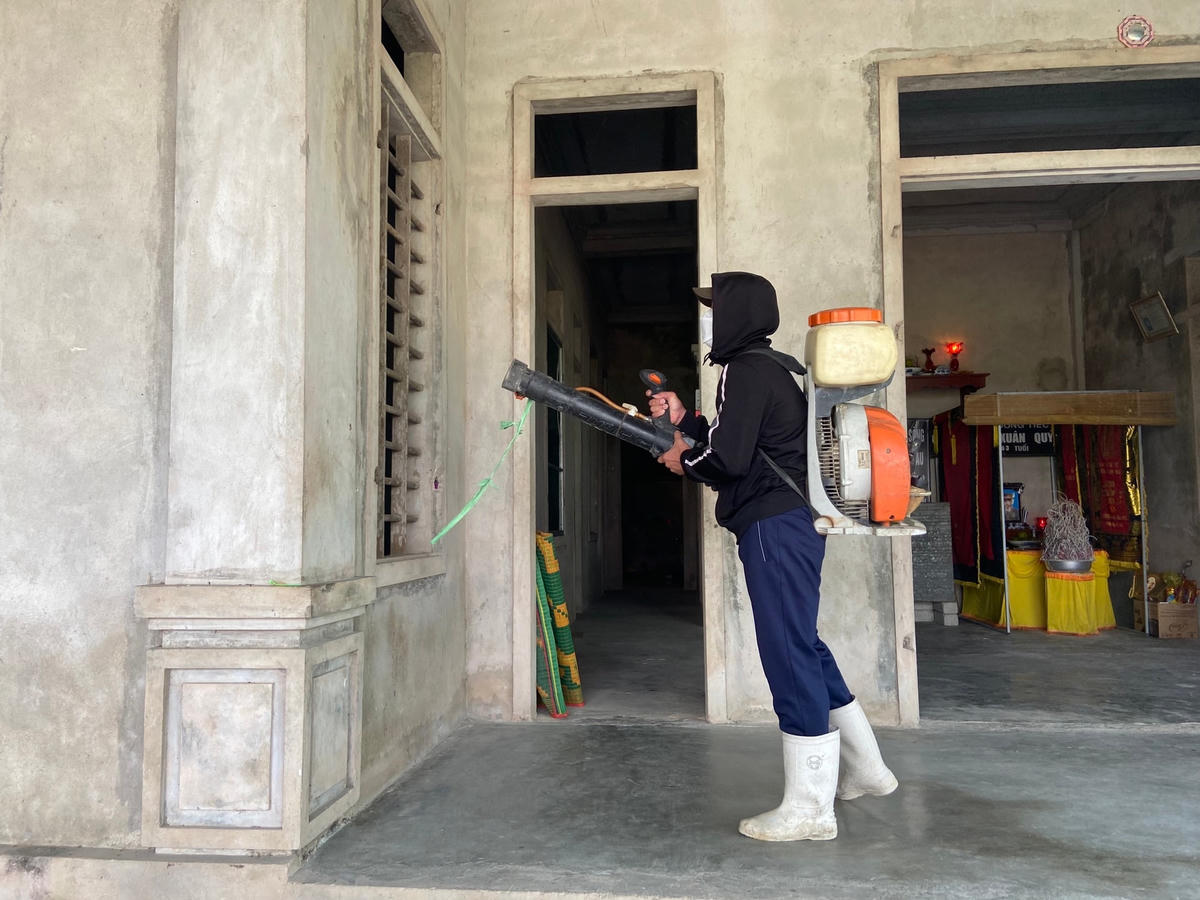 Cơ quanc hức năng tiến hành phun hóa chất tiêu diệt côn trùng.