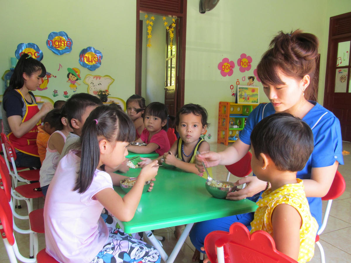 Cô giáo tại điểm trường mầm non Ngân Thủy (xã Ngân Thủy, Lệ Thủy, Quảng Bình) chăm sóc cho trẻ từng bữa ăn.