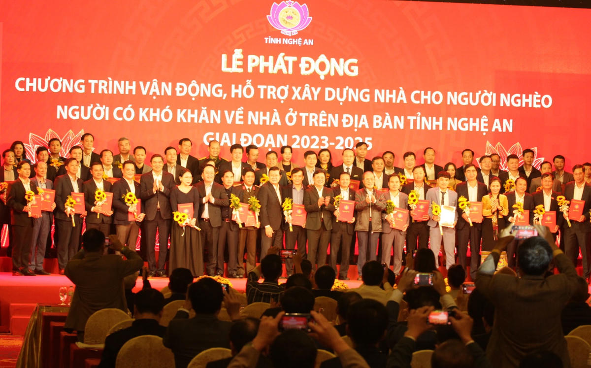 Trước đó, ngày 10/2/2023, Tỉnh ủy Nghệ An đã ban hành Chỉ thị số 21 về việc tăng cường sự lãnh đạo của Đảng đối với công tác vận động, hỗ trợ xây dựng, sửa chữa nhà cho người nghèo tại tỉnh Nghệ An. Tính đến hết tháng 2/2023, đã có 128 đơn vị đã ủng hộ để hỗ trợ xây dựng 10.184 căn nhà, tương đương 521,193 tỷ đồng.