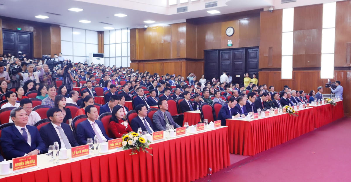 Các đại biểu tham dự buổi lễ.