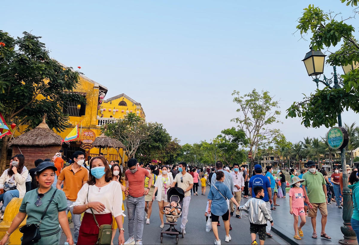 Rất đông du khách đến tham quan phố cổ Hội An trong dịp lễ.