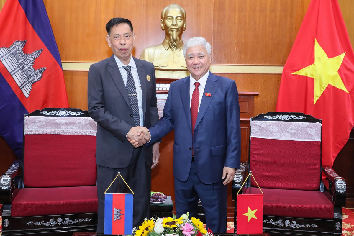 Bí thư Trung ương Đảng, Chủ tịch UBTƯ MTTQ Việt Nam Đỗ Văn Chiến tiếp ông Nhem Valy và Đoàn đại biểu cấp cao Hội đồng Quốc gia Mặt trận Đoàn kết Phát triển Tổ quốc Campuchia. Ảnh: Quang Vinh.
