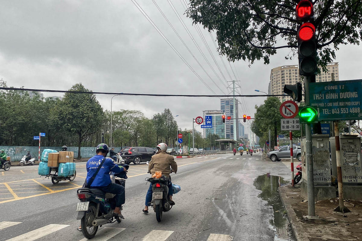  Thiếu kiên nhẫn, người dân đè vạch khi chờ đèn giao thông 'vô tư' vượt đèn đỏ tại các ngã tư