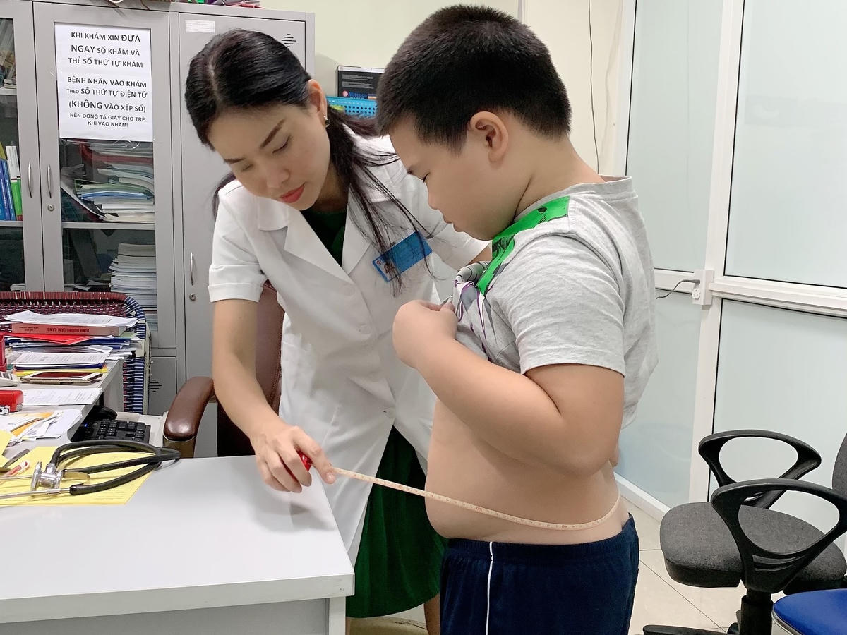 Thăm khám trẻ thừa cân, béo phì tại Viện Dinh dưỡng quốc gia.