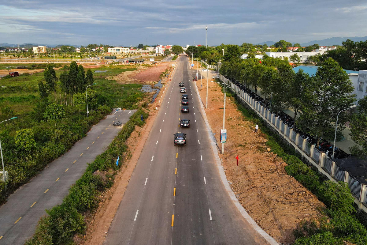 Bề rộng mặt đường 11m, với 2 làn xe cơ giới, tốc độ thiết kế 80 km/h; các đoạn qua khu vực đông dân cư, đô thị theo tiêu chuẩn đường phố chính thứ yếu, tốc độ thiết kế 60km/h.
