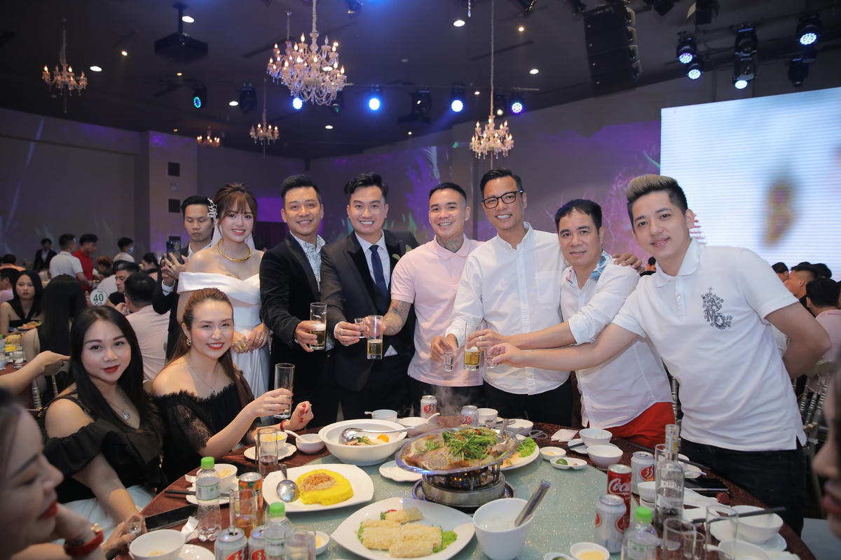  Cả 2 có nhiều khoảnh khắc tình tứ trong ngày vui của mình. Nhiều bạn bè, đồng nghiệp tới dự buổi lễ thân mật với nam diễn viên. 