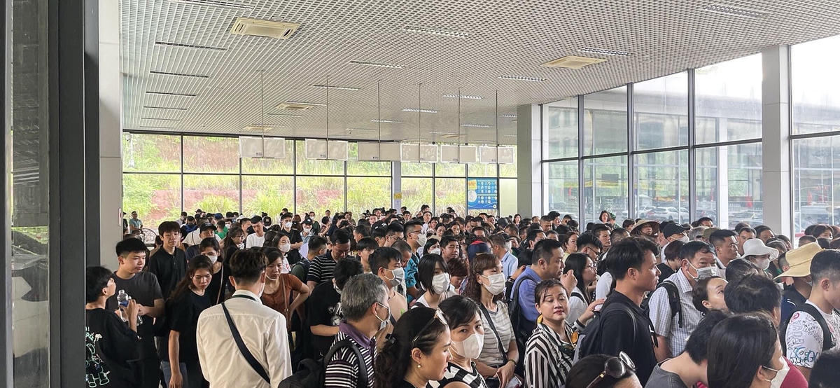 Tại Móng Cái, ngay từ 7h sáng đã có rất đông du khách xếp hàng ở khu vực cửa khẩu để làm thủ tục xuất nhập cảnh. Tổng khách du lịch đến Móng Cái từ đầu năm 2023 đến kỳ nghỉ lễ 2/9 ước đạt trên 1,8 triệu lượt khách, tăng 191% so với cùng kỳ (riêng kỳ nghỉ lễ 2/9 Móng Cái ước đón trên 100.000 lượt khách).