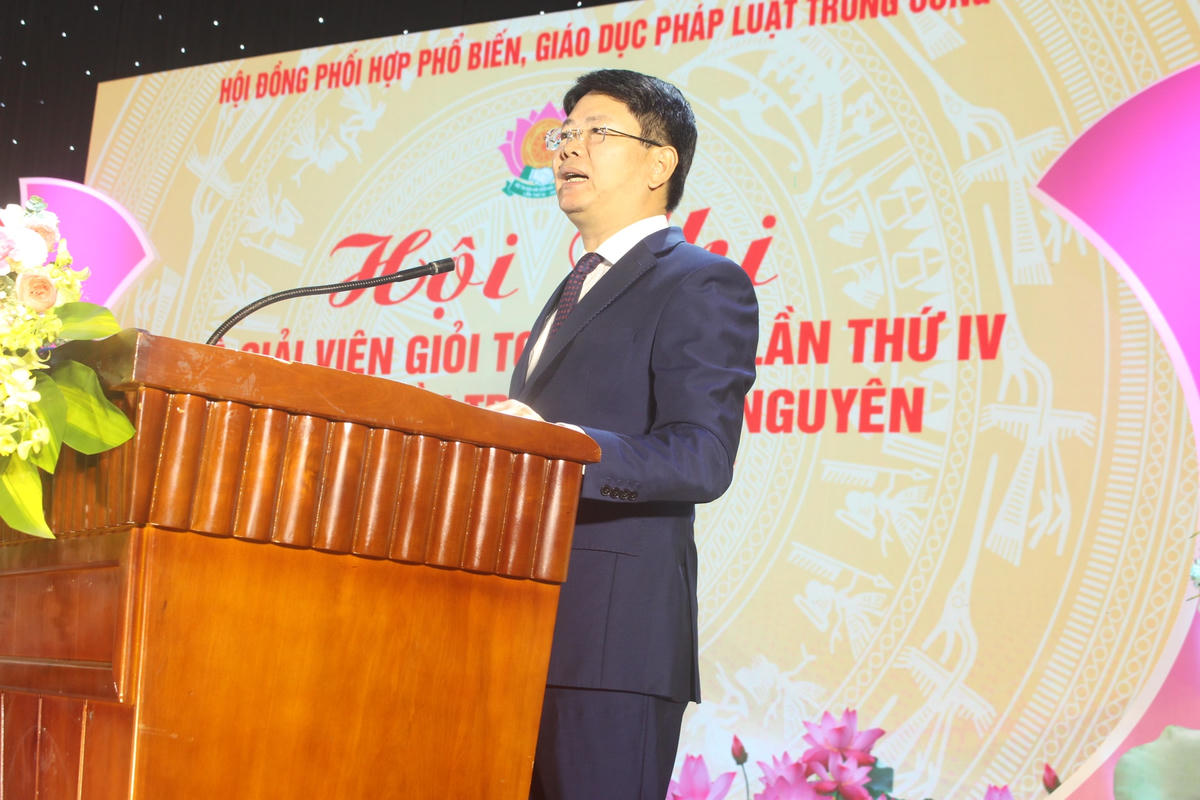 Ông Nguyễn Thanh Tịnh, Thứ trưởng Bộ Tư pháp, Trưởng ban tổ chức Hội thi đang phát biểu tại cuộc thi.