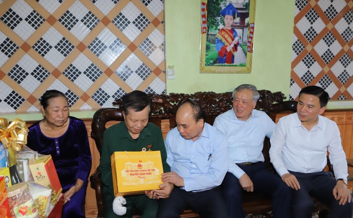 Chủ tịch nước động viên thương binh Lương Anh Tuấn tiếp tuc sống vui, khỏe, có ích cùng các con, các cháu.