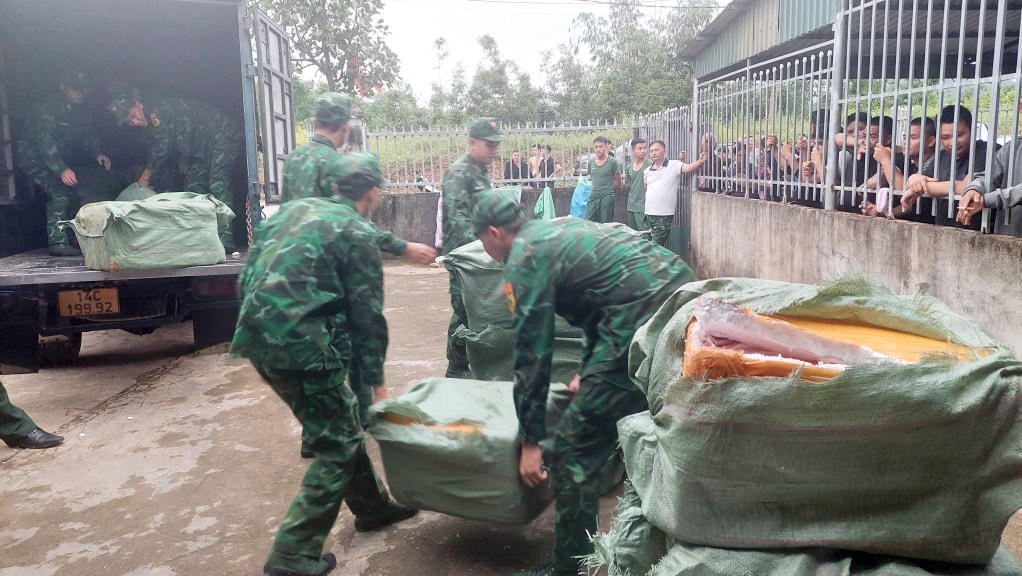 Lực lượng Biên phòng thu giữ các thùng xốp đựng trứng non lưu giữ tại khu nhà mái tôn thuộc thôn Lục Chắn, xã Hải Sơn.