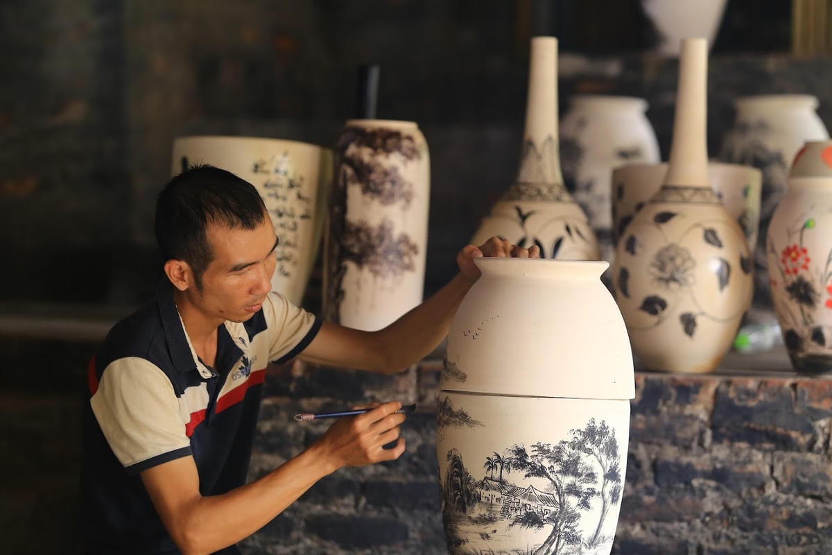 Làng gốm Bát Tràng đã công nghệ hóa quá trình sản xuất để bảo vệ màu xanh của môi trường. Ảnh: Quang Vinh.  