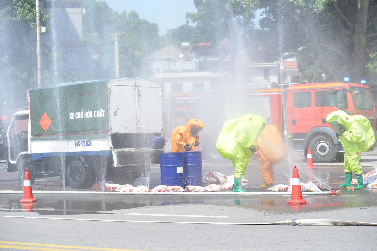 Xử lý hóa chất tràn ra ngoài đường.
