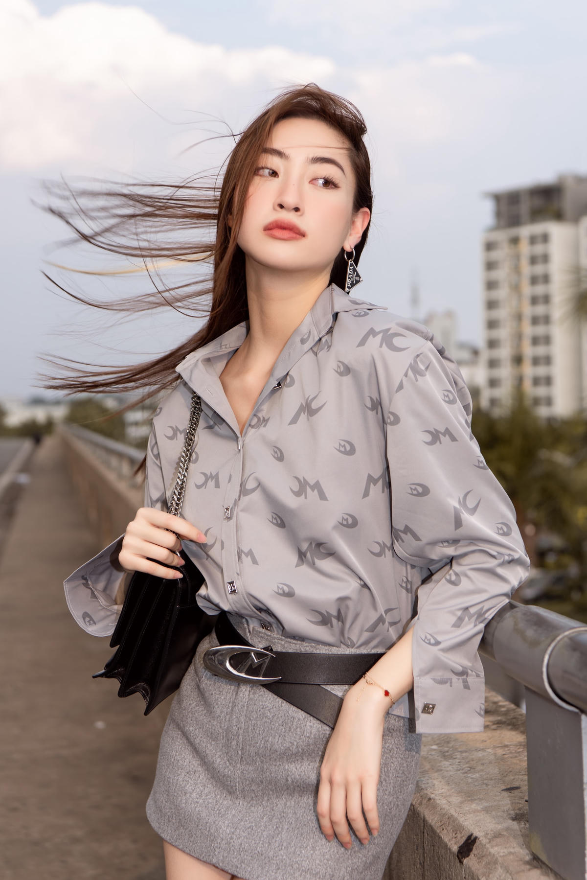Không chỉ thế, điểm thu hút là lần này Lương Thuỳ Linh vô cùng phá cách với mái táo vàng highline táo bạo. 