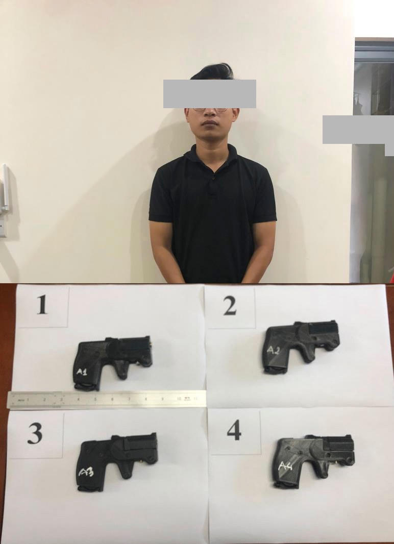 Phạm Ngọc Sơn và 4 khẩu súng chế tạo từ linh kiện in 3D. Ảnh: Công an Đà Nẵng.