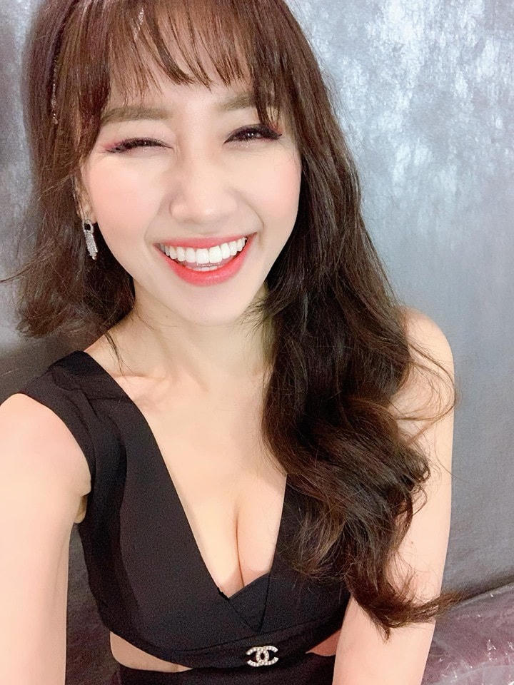 Hari Won được nhận xét là quyến rũ, sexy hơn xưa. 