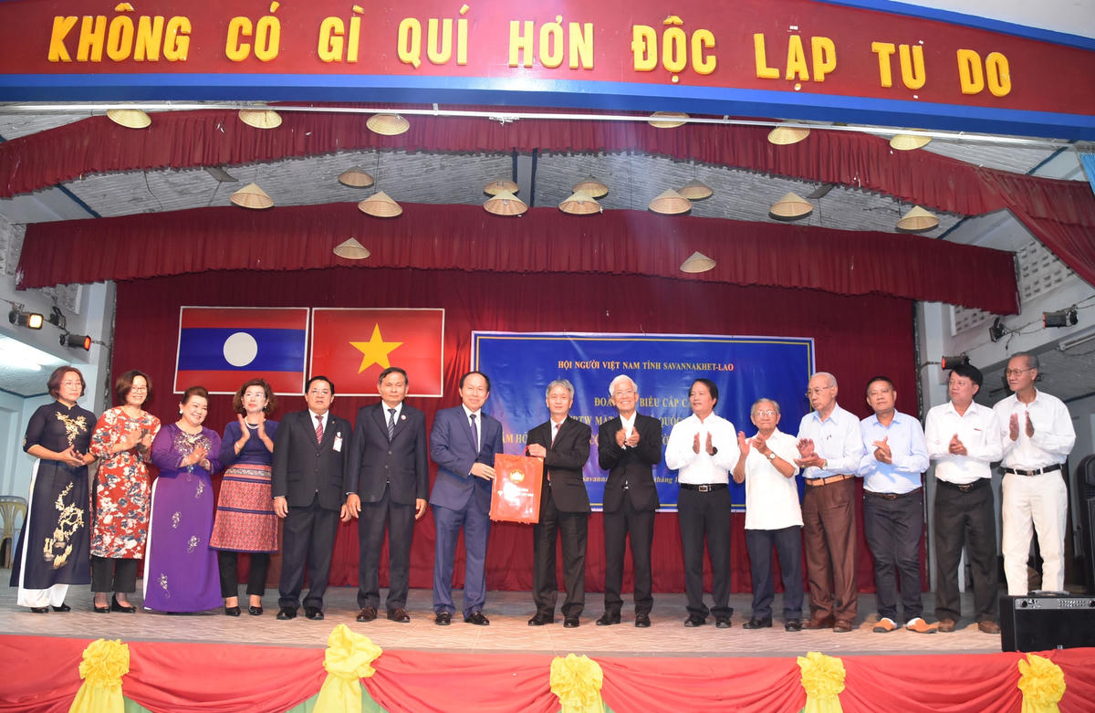 Phó Chủ tịch – Tổng Thư ký Lê Tiến Châu tặng quà lưu niệm cho ông Vũ Anh Dũng, Tổng lãnh sự Việt Nam tại 3 tỉnh miền Trung Lào.