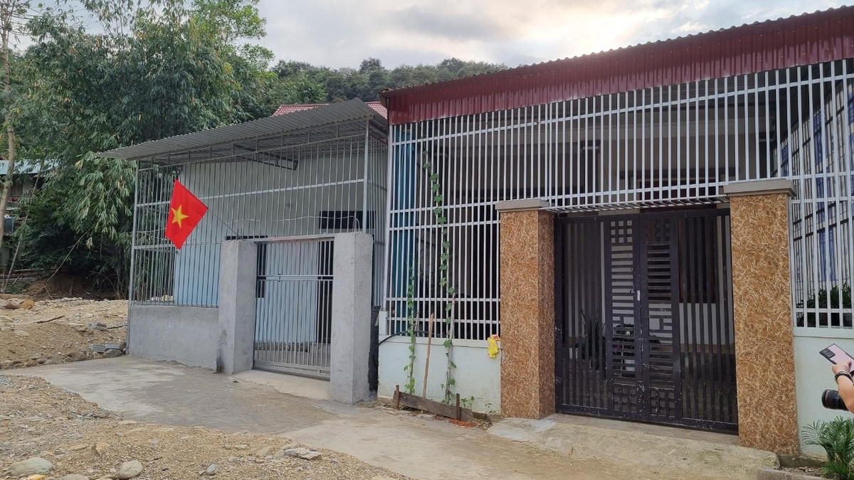 Những căn nhà vừa được xây mới, ngay chính nơi trận lũ đã cuốn phăng tất cả. Ảnh: Điền Bắc.  