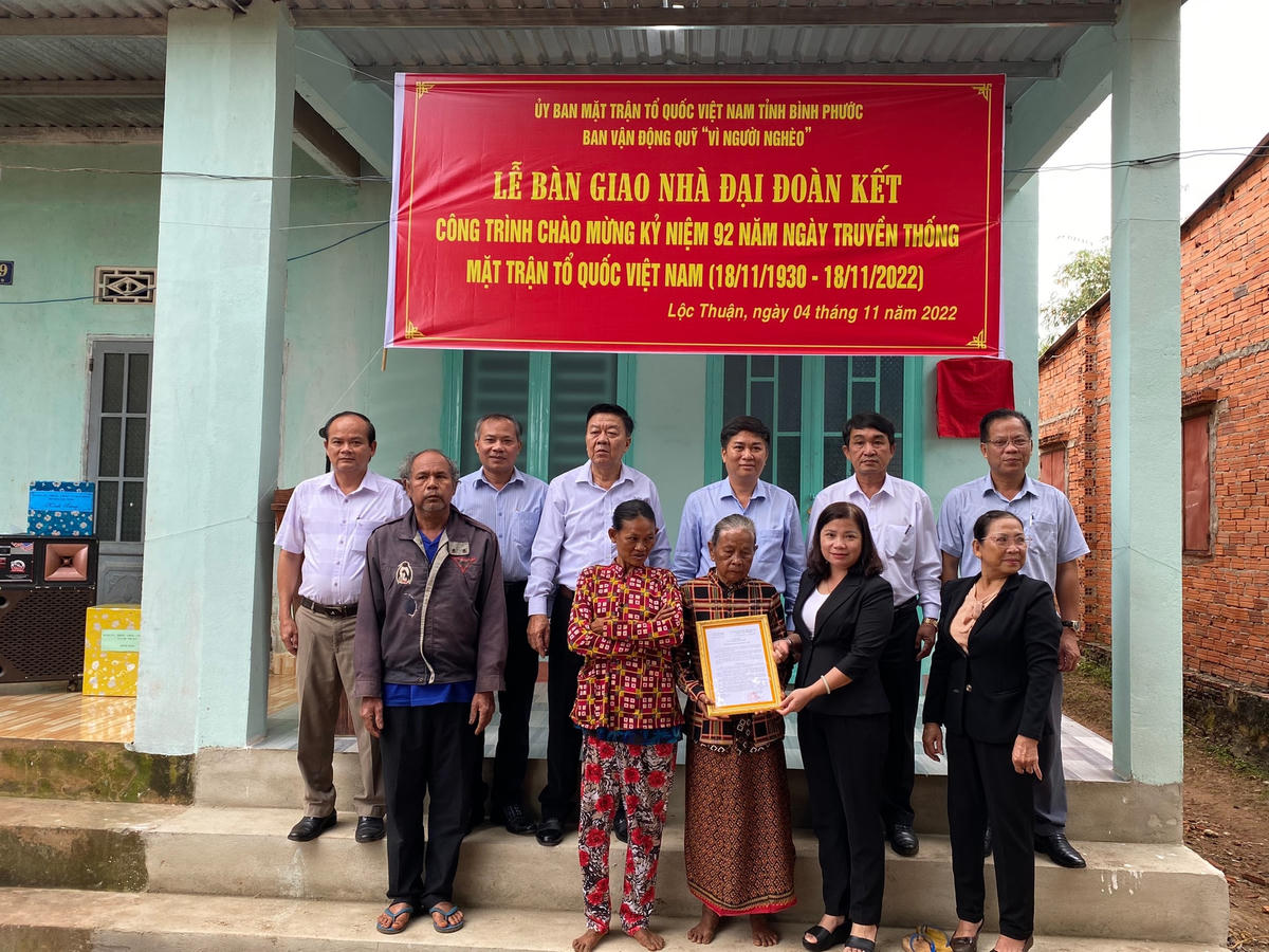 Lãnh đạo UBND - Ủy ban MTTQ huyện Lộc Ninh bàn giao nhà cho hộ bà Thị Mét tại ấp 9, xã Lộc Thuận, huyện Lộc Ninh.  