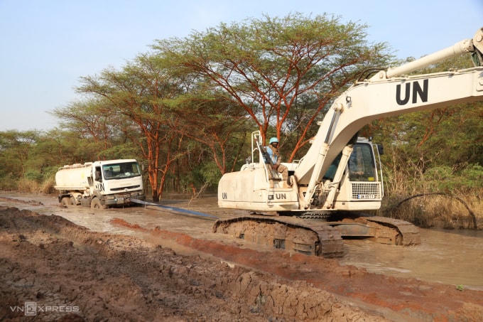 Đội công binh Việt Nam dùng máy xúc để đào đường và kéo phương tiện gặp nạn. Ảnh: Đội công binh số 1.