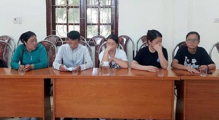 Thành viên nhóm "Bông Hồng Đen" làm việc với cơ quan chức năng.