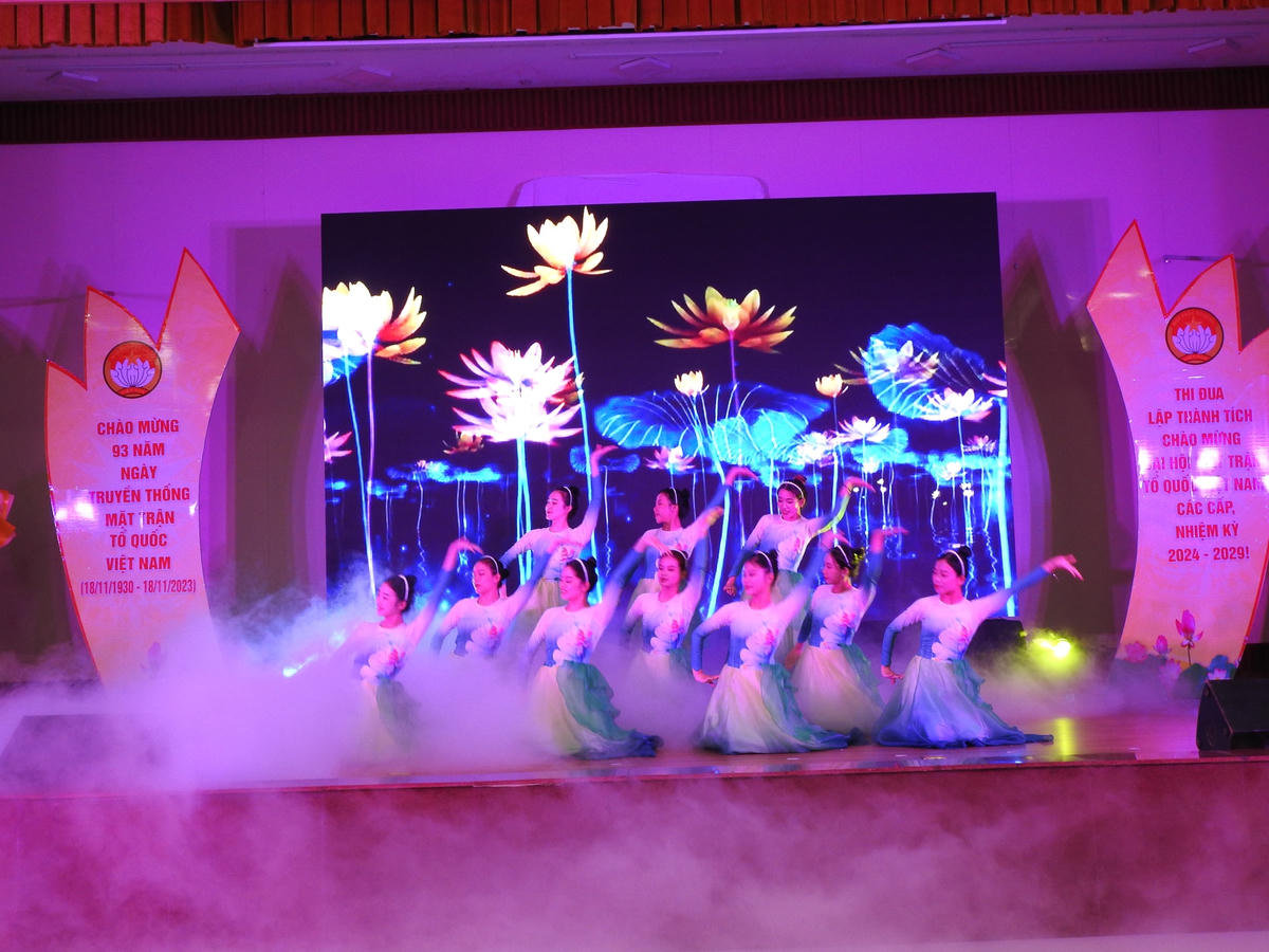 Văn nghệ chào mừng. Ảnh: Thanh Tùng.