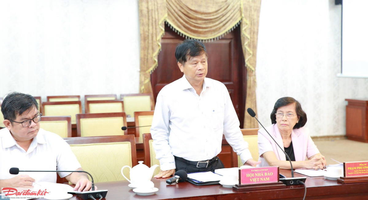 Nhà báo Trần Trọng Dũng, Phó Chủ tịch Hội Nhà báo Việt Nam phát biểu tại buổi tọa đàm. (Ảnh: Hồng Phúc).