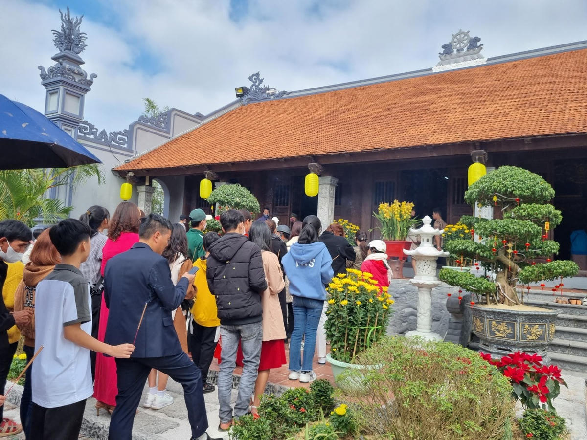 Các lối đi trong chùa chật kín người, nhiều người tâm niệm đến chùa vào ngày đầu năm mới để gặp may mắn và để cầu bình an cho bản thân và gia đình.