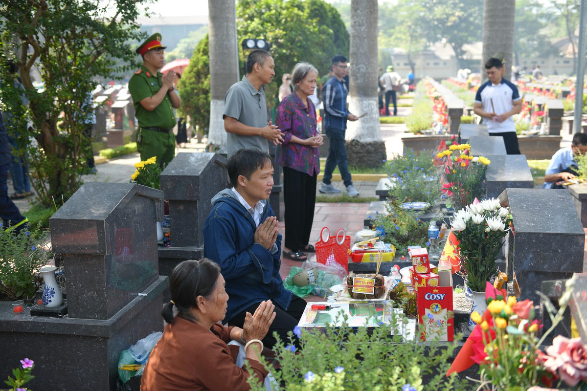 Công an Hà Nội thắp hương tri ân các Anh hùng - Liệt sĩ