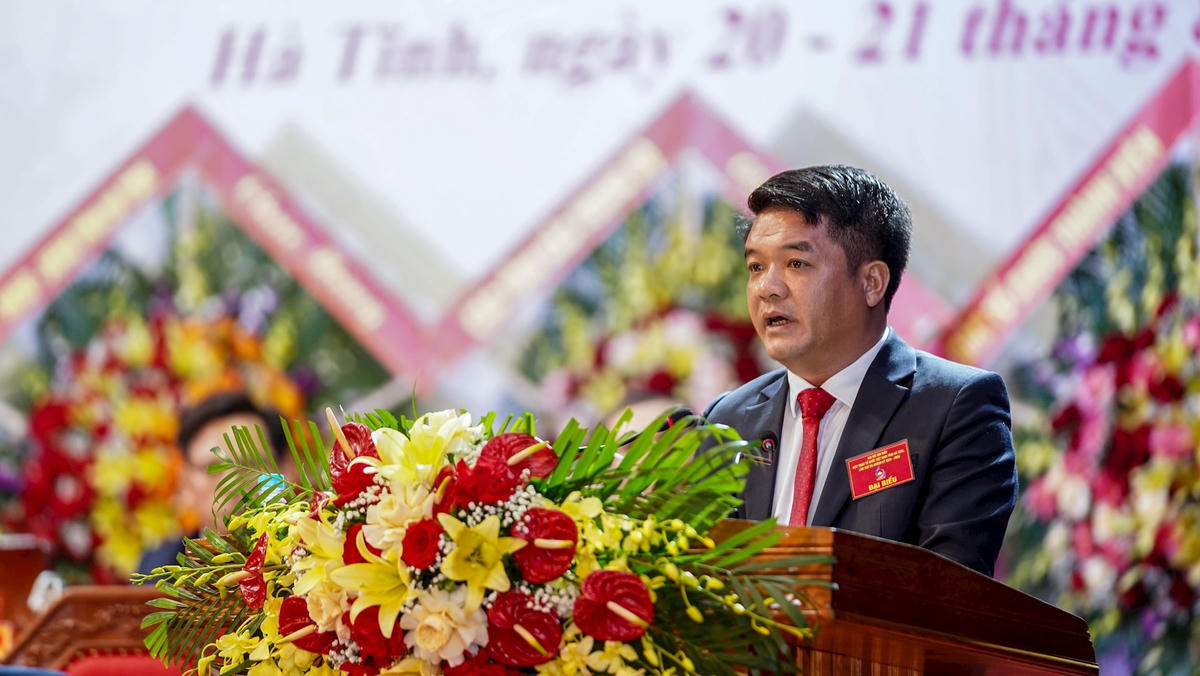 Chủ tịch Ủy ban MTTQ Việt Nam tỉnh Hà Tĩnh Trần Nhật Tân phát biểu khai mạc Đại hội. Ảnh: Cẩm Kỳ.