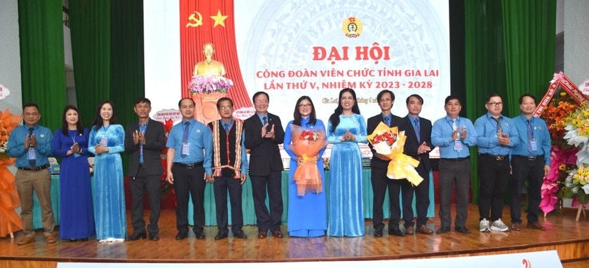 Ban chấp hành Công đoàn Viên chức tỉnh Gia Lai khóa V, nhiệm kỳ 2023-2028 ra mắt đại hội.