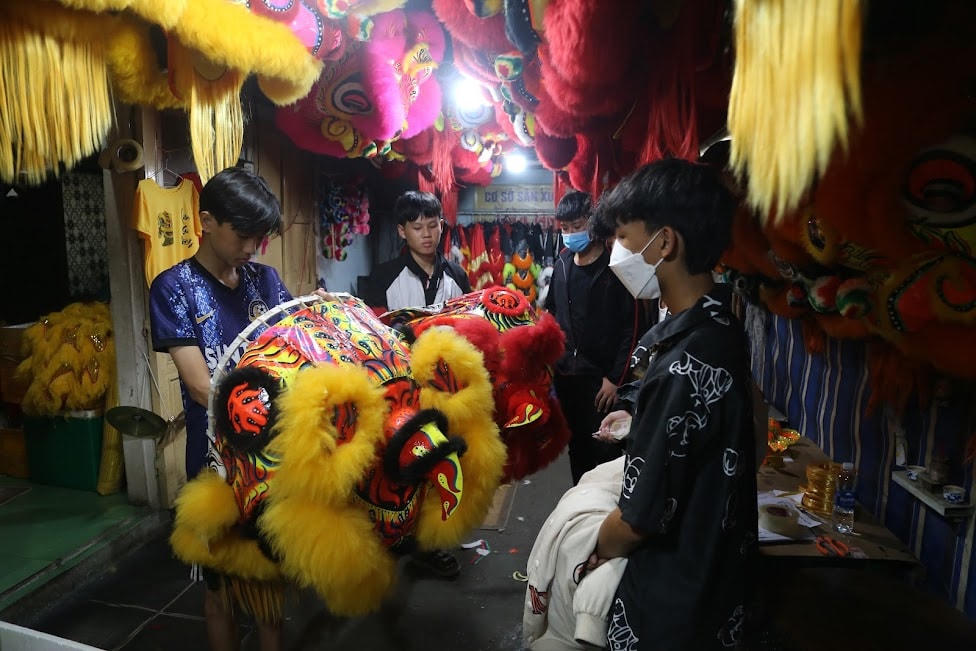 Tùy theo chủng loại lớn nhỏ mà giá thành của mỗi chiếc đầu lân khác nhau, dao động từ 45 ngàn đến 4,5 triệu đồng.