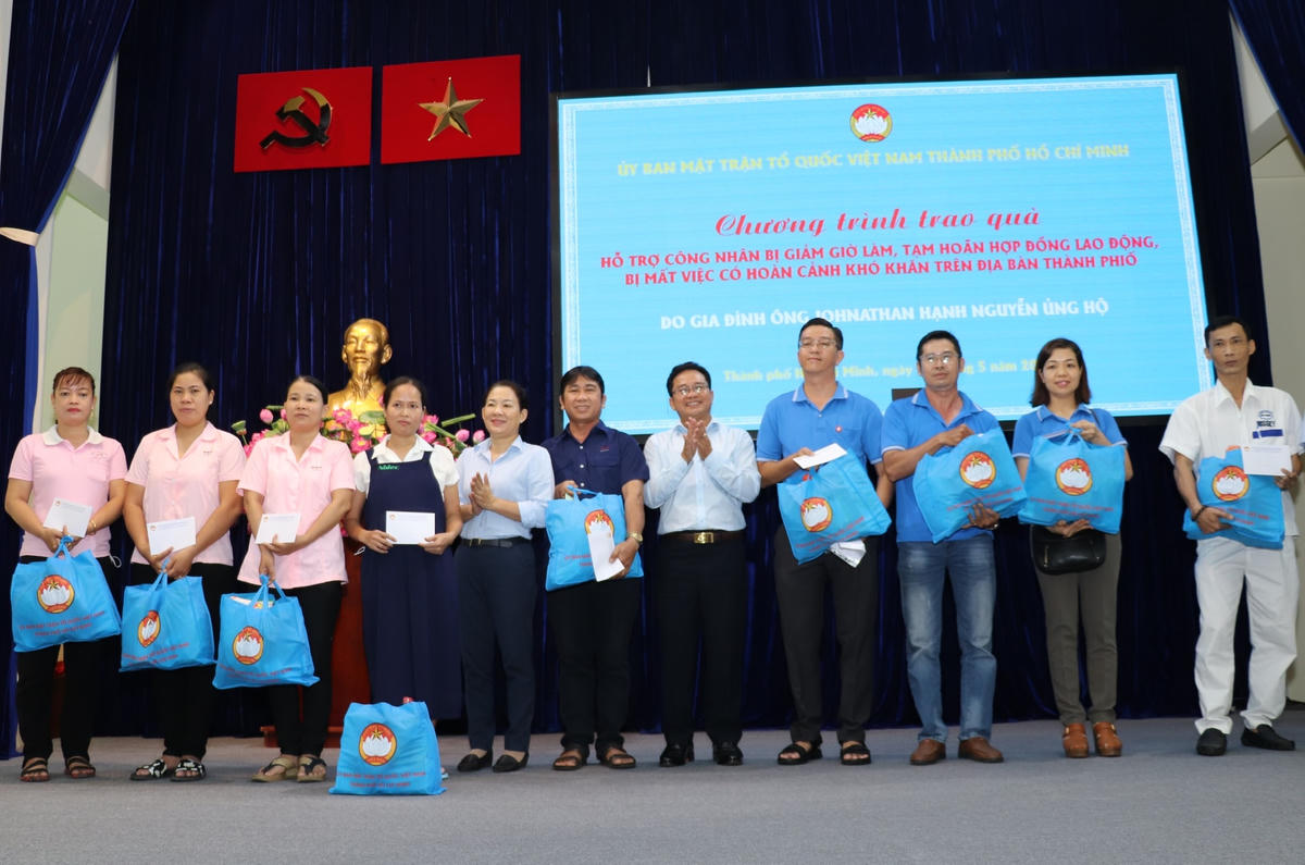 Phó Chủ tịch Ủy ban MTTQ Việt Nam TP HCM Phạm Minh Tuấn trao quà cho lao động nghèo.