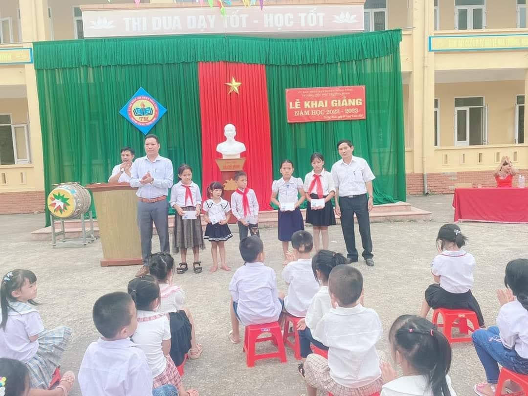Trường tiểu học Trường Minh (huyện Nông Cống) nhận được nhiều món quà của các nhà hảo tâm.