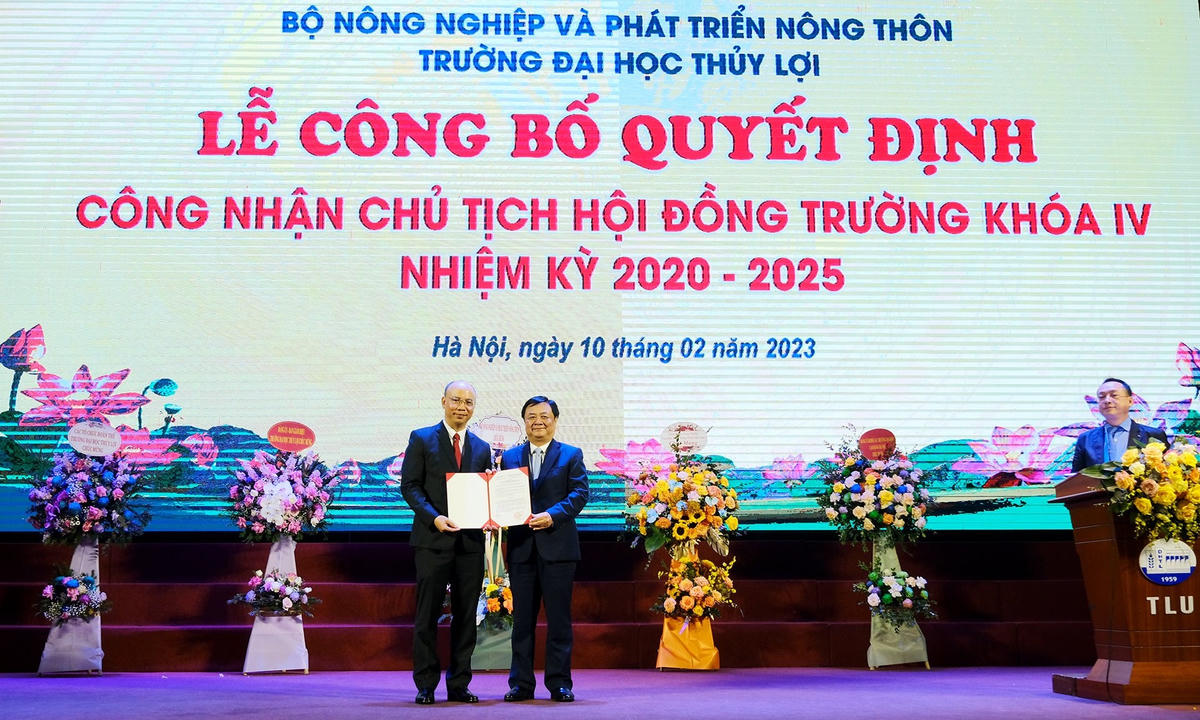 Bộ trưởng Lê Minh Hoan trao quyết định Chủ tịch Hội đồng trường cho PGS.TS Nguyễn Hữu Huế.