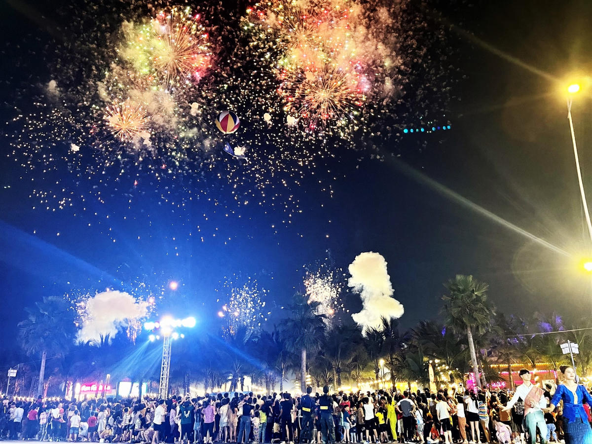 Khép lại Carnaval Hạ Long 2023 là màn bắn pháo hoa tầm thấp đầy mãn nhãn và bữa tiệc DJ náo nhiệt.