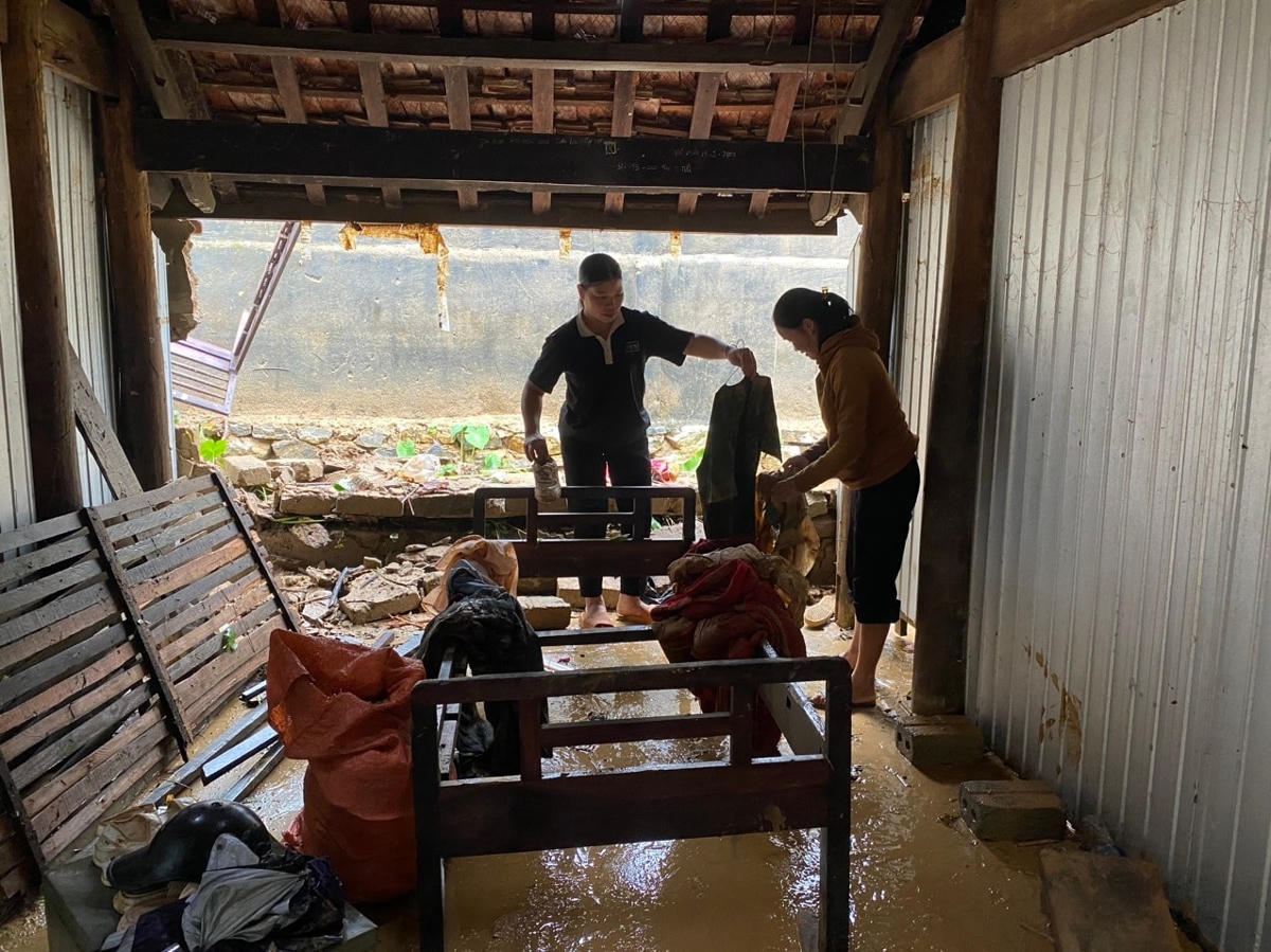 Em Cẩm Tuấn Tú quê xã Châu Thuận, sáng ngày 28/9 cùng một số bạn đang dọn lại những đồ dùng học tập bị lấm lem bùn đất sau khi nước lũ rút.