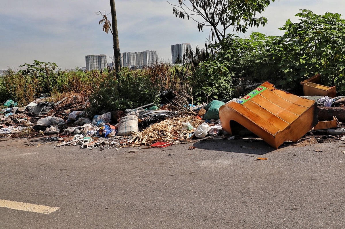 Rác thải nằm la liệt trong công viên.