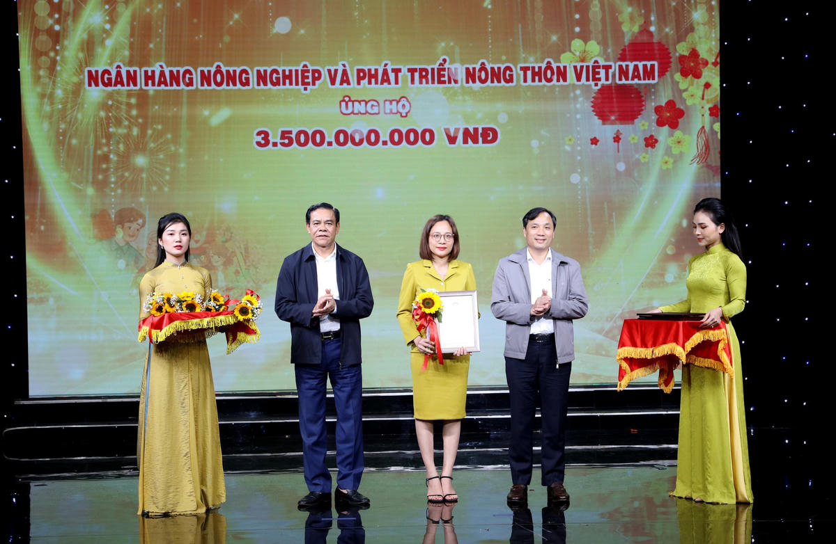 Ông Hoàng Trung Dũng, Bí thư Tỉnh ủy Hà Tĩnh và ông Võ Trọng Hải, Chủ tịch UBND tỉnh trao tặng giấy chứng nhận cho các tổ chức, doanh nghiệp, nhà hảo tâm đã đóng góp ủng hộ chương trình.