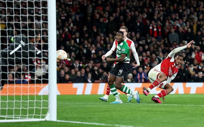 Sporting Lisbon chiến đấu kiên cường, tiêu biểu là thủ thành Adan với pha cản phá xuất sắc. Ảnh: Vietnamnet.