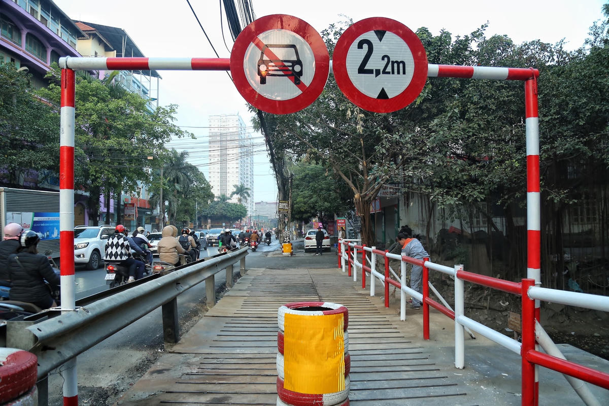 Sáng 26/12, Sở GTVT TP Hà Nội tổ chức cho các phương tiện xe máy, xe thô sơ lưu thông trên 2 cầu dàn thép mở rộng qua cống Yên Xá. Hạn chế chiều cao tĩnh không 2,2 m qua cầu dàn thép.