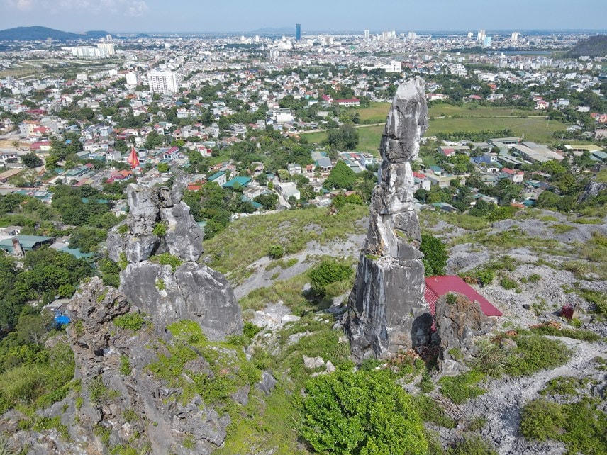 Cụm di tích Núi Nhồi (tỉnh Thanh Hóa) xuống cấp mà chưa có phương án xử lý. Ảnh: Minh Hải.