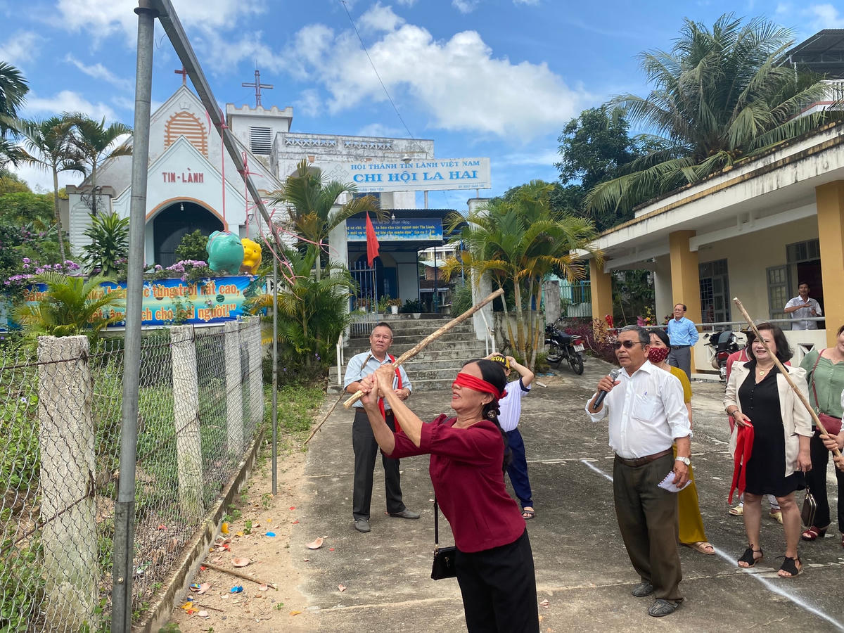 Các trò chơi của người dân trong ngày hội Đại doàn kết.