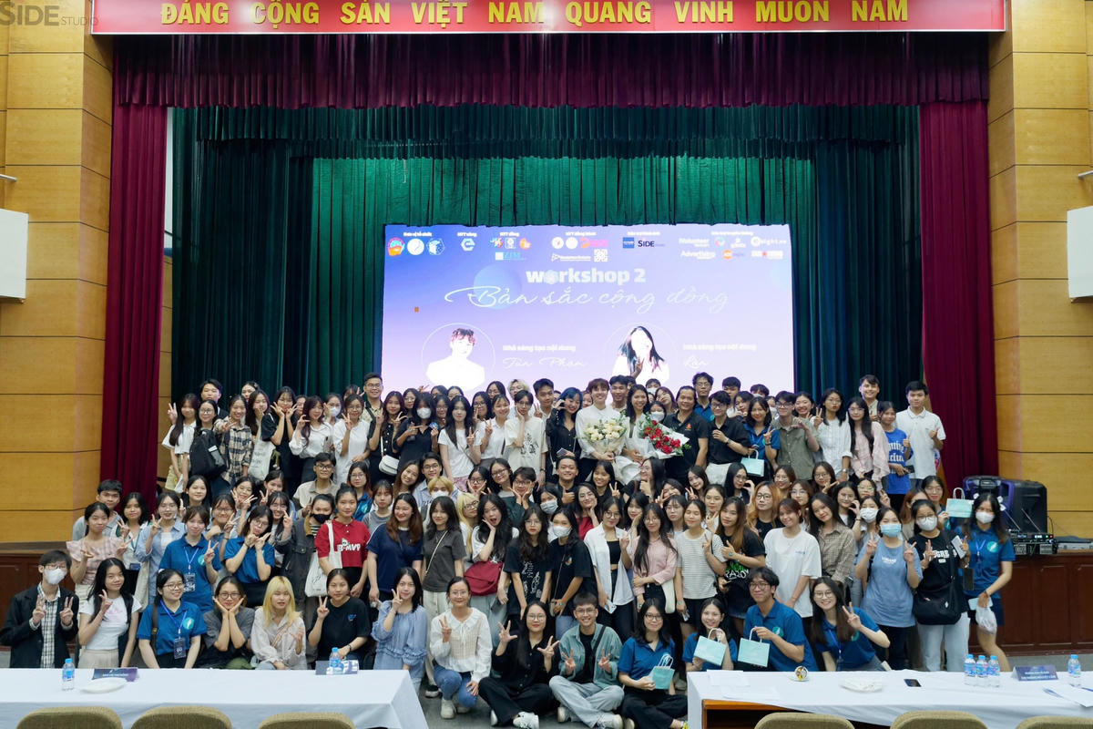 300 khán giả chụp ảnh lưu niệm cùng các khách mời.