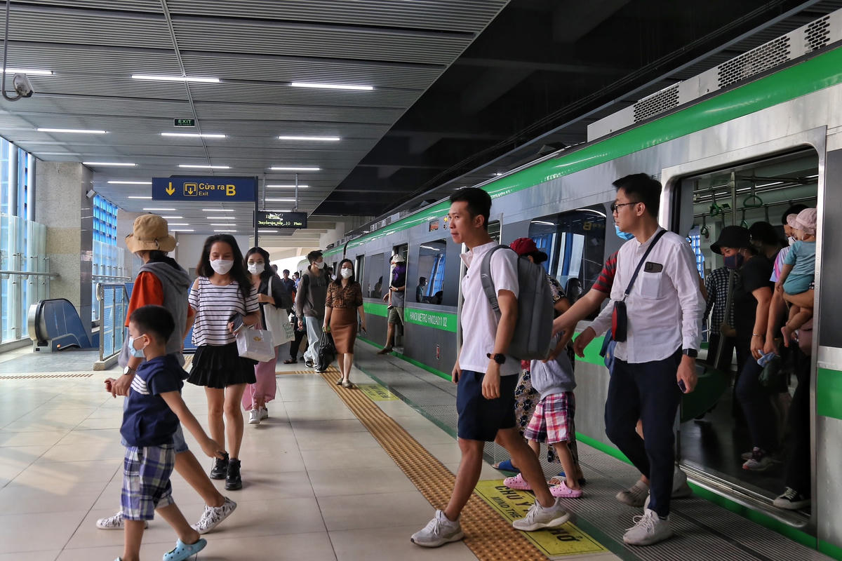 Theo ông Trường, có được kết quả đó là do tính ưu việt vốn có của tàu điện, cộng với hiệu quả toàn diện của công tác tổ chức phục vụ hành khách. “Từ 1/9, chúng tôi đã chạy 9 đoàn tàu theo đúng kịch bản và thiết kế. Lượng khách đi trải nghiệm gần như bão hòa, còn hành khách sử dụng thường xuyên để đi làm, đi học liên tục tăng không ngừng. Đây là kết quả tốt nhất trong kịch bản khai thác tuyến đã được Bộ GTVT và UBND TP thống nhất ngay từ ban đầu”, Vị Tổng Giám đốc chia sẻ.