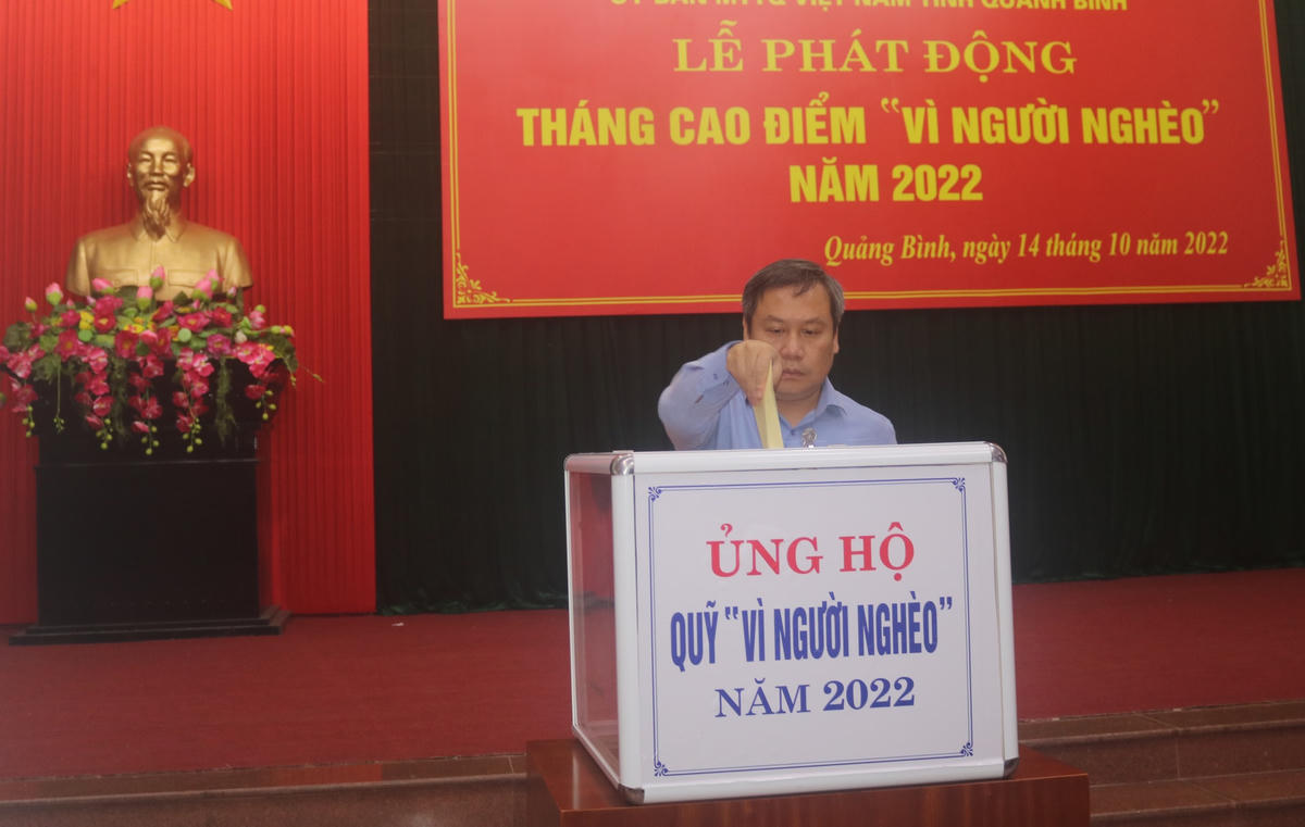 Bí thư Tỉnh uỷ Quảng Bình Vũ Đại Thắng ủng hộ quỹ "Vì người nghèo" năm 2022.
