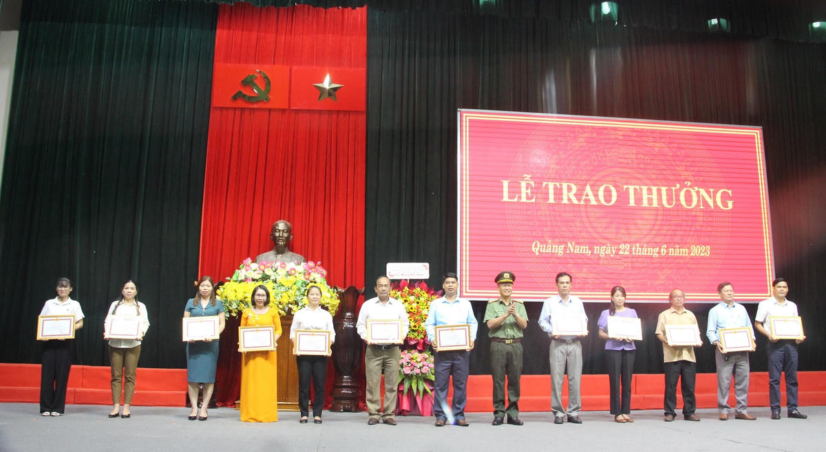 Công an tỉnh tặng bằng khen cho tập thể, cá nhân có thành tích chương trình phối hợp số 09.